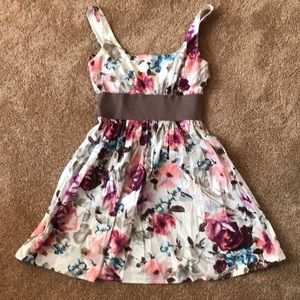 Beautiful floral dress with zipper down the back